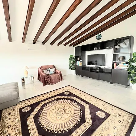 Stunning Spacious With Panoramic Sea Views *